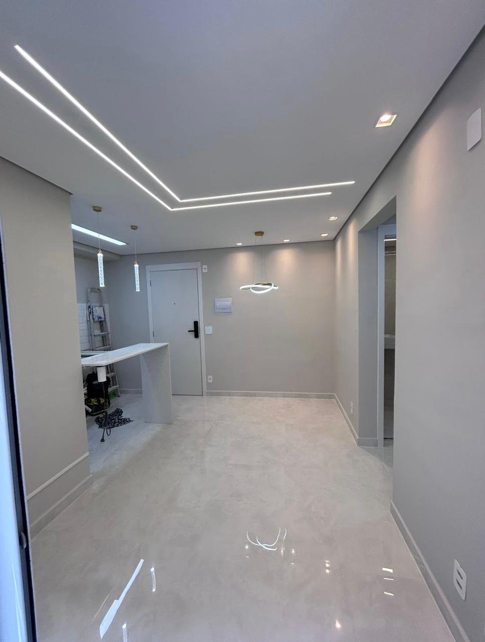 Sala com acabamento em cimento queimado e sanca de gesso executada pela Mineiro Pintor